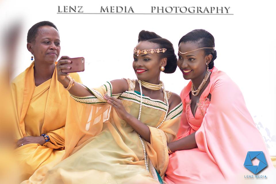 A bridal selfie moment captured by Lenz Media