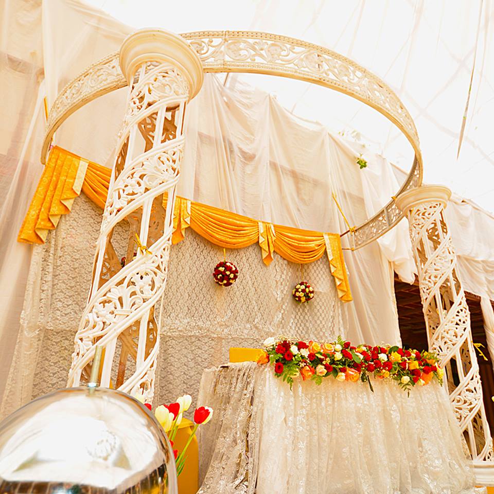 High table wedding decorations at Mackinnon Suites