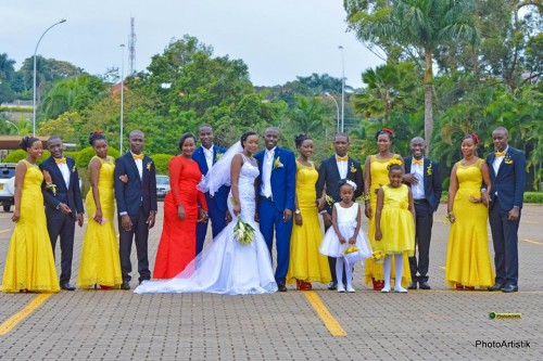 Brian & Faith with their entourage at the wedding photo shoot by Photo Artistik