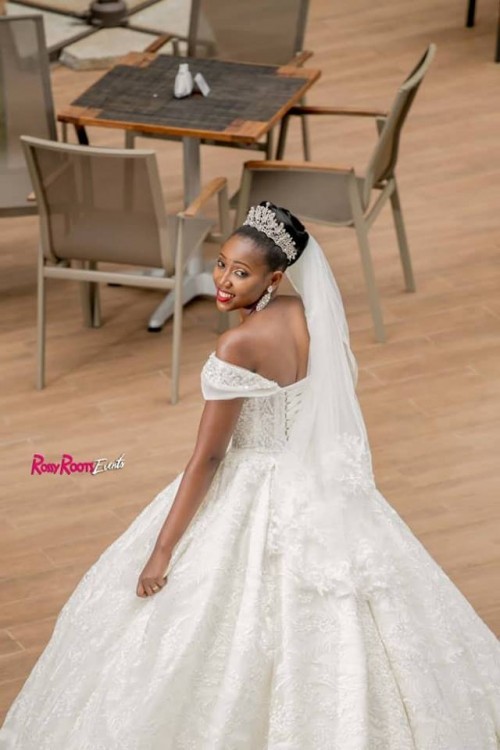 Brillian had a glowing look on her wedding day, shots by Rossy Roots Photography