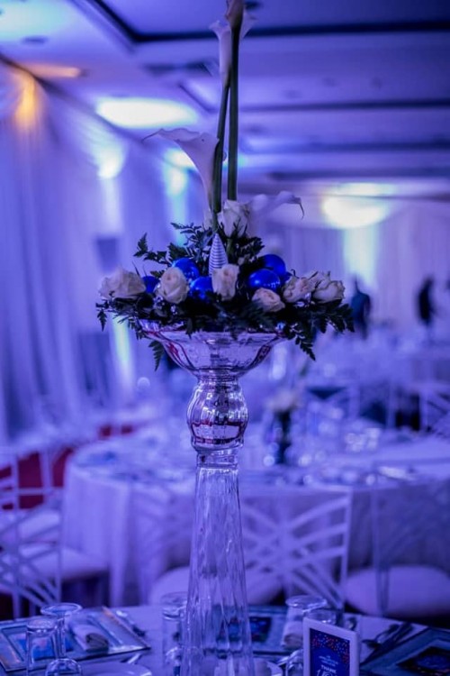 Subtle accents of the corporate colours, dinner decor by Viable Options