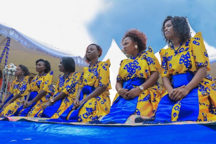 Customary wedding bridesmaids in yellow and blue gomesis