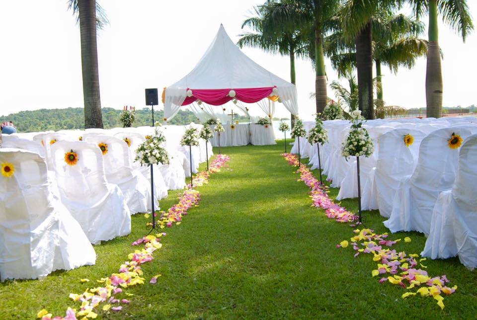 Take your Vows at the Lakeside